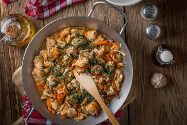 Kızarmış tavuk parçaları sebzeli.