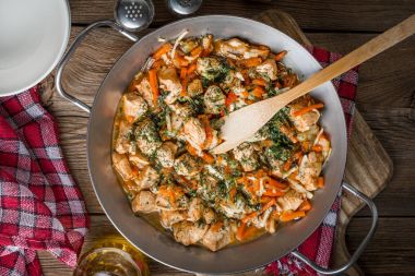 Kızarmış tavuk parçaları sebzeli.