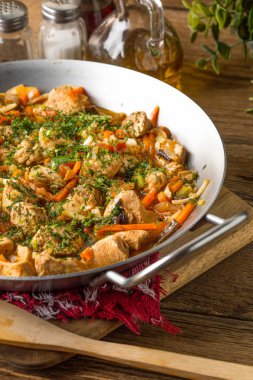 Kızarmış tavuk parçaları sebzeli.