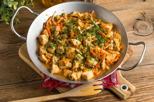 Kızarmış tavuk parçaları sebzeli.