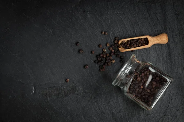 Patlıcan tohumları taş siyah bir arka plan üzerinde dağınık.