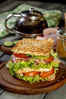 Sandviç ile jambon, salatalık, domates, marul.