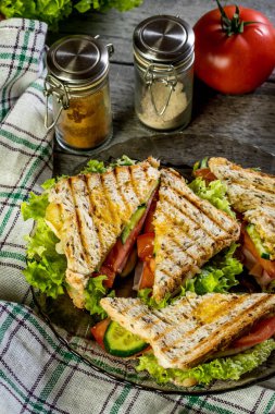 Panini sandviçle jambon, domates, marul.