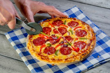 Biberli pizza kesim dilimlenmiş.