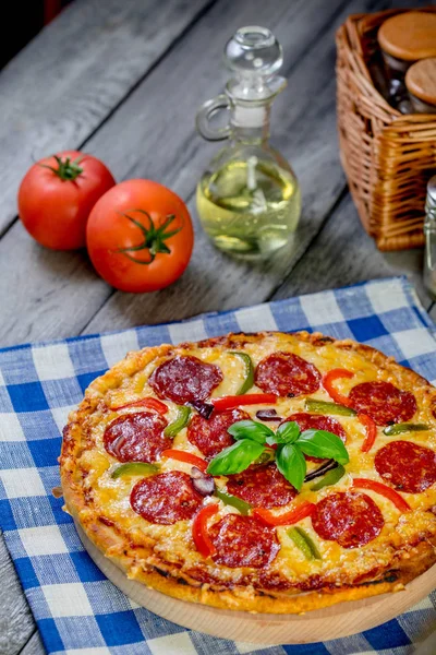 Biberli Pizza. Taze ev yapımı pizza.