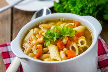 Penne makarna ile fasulye çorbası.