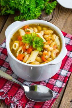 Penne makarna ile fasulye çorbası.