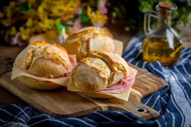 Peynirli sandviç ve zemin jambon.