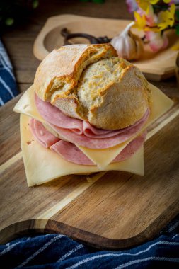 Peynirli sandviç ve zemin jambon.