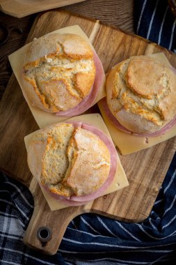 Peynirli sandviç ve zemin jambon.