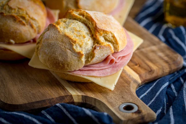 Peynirli sandviç ve zemin jambon.