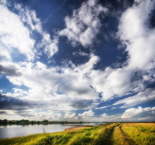 Vistula Nehri'nin kıyısında.