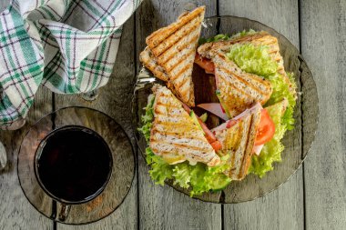 Panini sandviçle jambon, domates, marul.