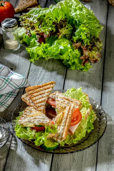 Panini sandviçle jambon, domates, marul.