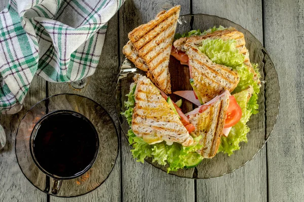 Panini sandviçle jambon, domates, marul.