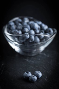 Yaban mersini organik antioksidan bir kase.