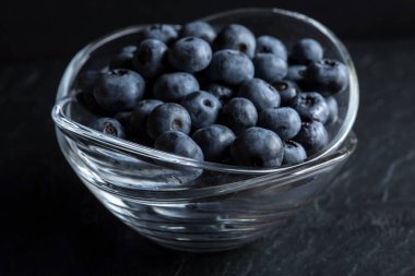 Yaban mersini organik antioksidan bir kase.