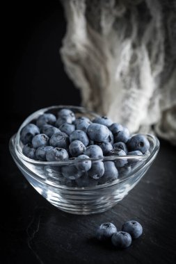 Yaban mersini organik antioksidan bir kase.