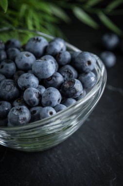 Yaban mersini organik antioksidan bir kase.