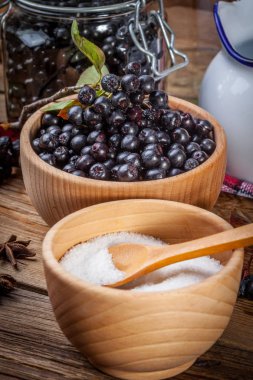 Siyah chokeberry işlenmek üzere hazırlanan meyve.