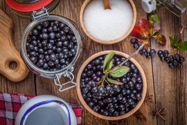 Siyah chokeberry işlenmek üzere hazırlanan meyve.