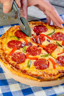 Biberli pizza kesim dilimlenmiş.