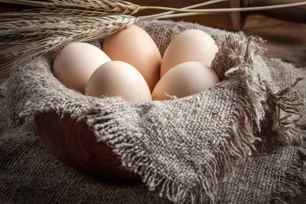 Сырые органические фермерские яйца . — стоковое фото