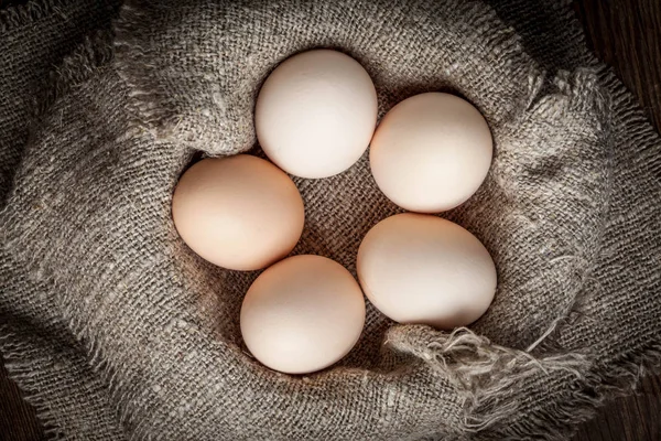 Rohe Bio-Bauernhof-Eier. — Stockfoto