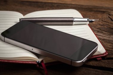 Boş defter ve mürekkep kalem.