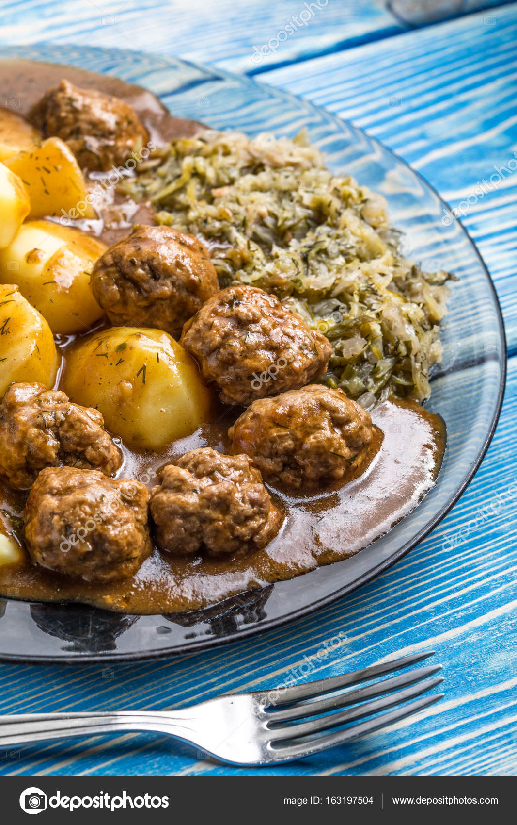 Patates ile hızlı kızarmış köftesi Patates ile hızlı kızarmış köftesi