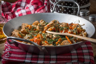 Kızarmış tavuk parçaları sebzeli.