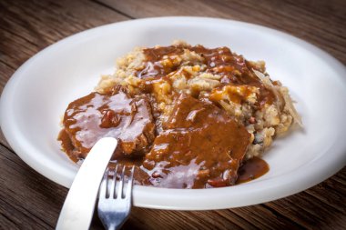 Lahana ile kızarmış sığır eti.