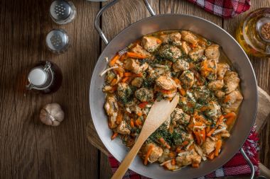 Kızarmış tavuk parçaları sebzeli.