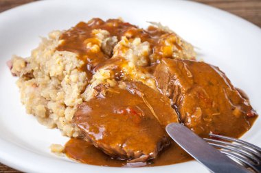 Lahana ile kızarmış sığır eti.