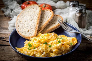 Sahanda yumurta soğan ve Frenk soğanı.