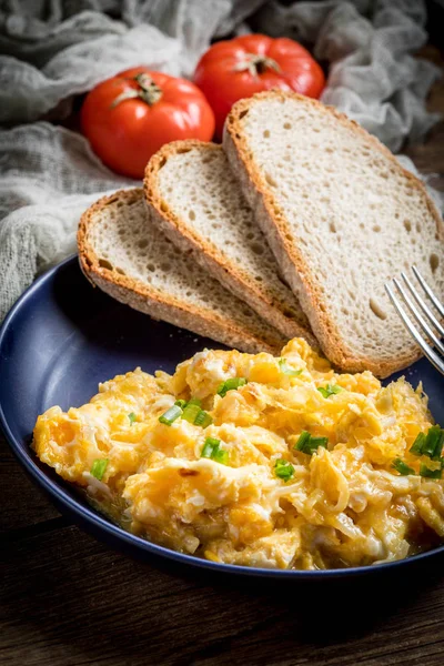 Sahanda yumurta soğan ve Frenk soğanı.