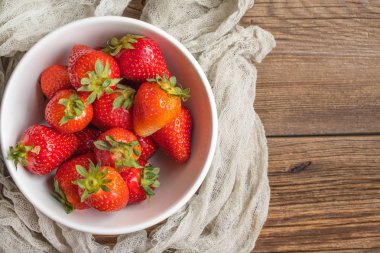 Ev bahçesinden taze çilek.