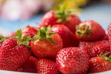 Olgun kırmızı çilek beyaz kase.