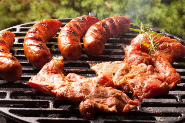 Lezzetli ızgara sosis.