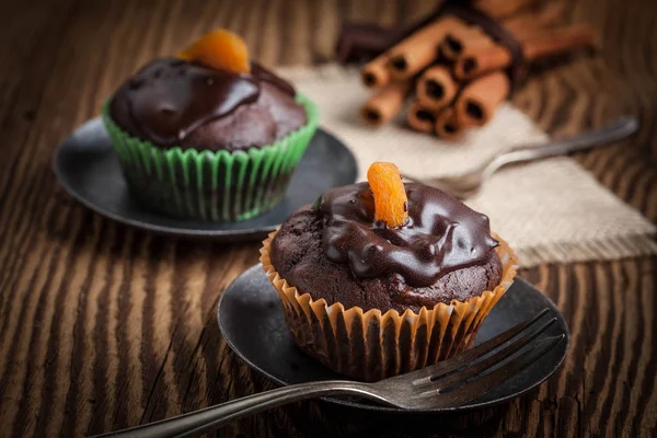 Çikolatalı kek fırından yeni çıkmış.