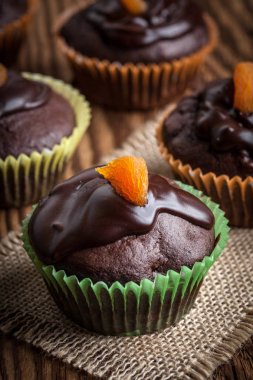 Çikolatalı kek fırından yeni çıkmış.