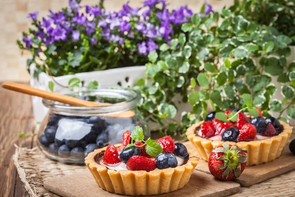 Çilekli ve yabanmersinli ev yapımı meyveli tart..