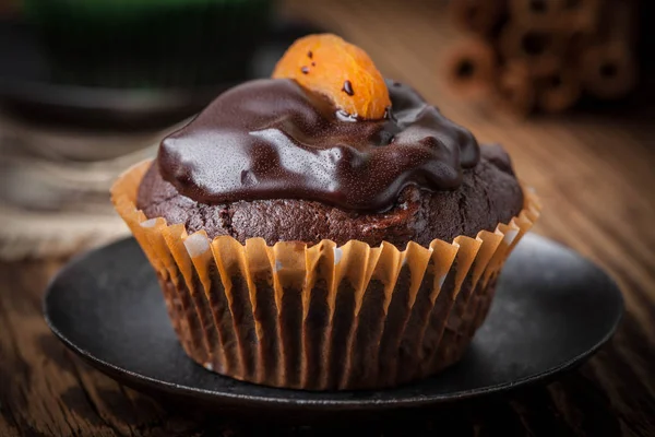 Çikolatalı kek fırından yeni çıkmış.