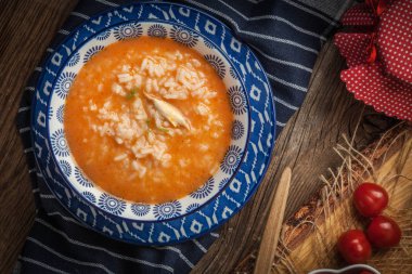 Pirinç taze domates çorbası.