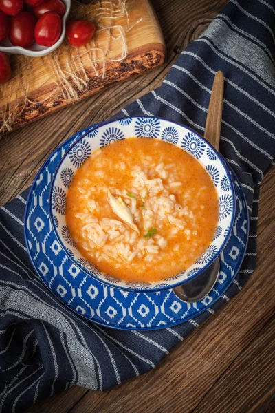 Pirinç taze domates çorbası.