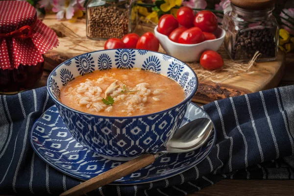 Pirinç taze domates çorbası.