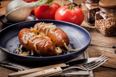 soğan Kızarmış sosis.