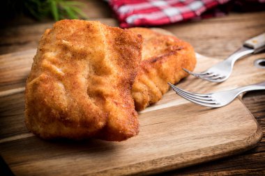 İki kızarmış morina fileto parçaları.