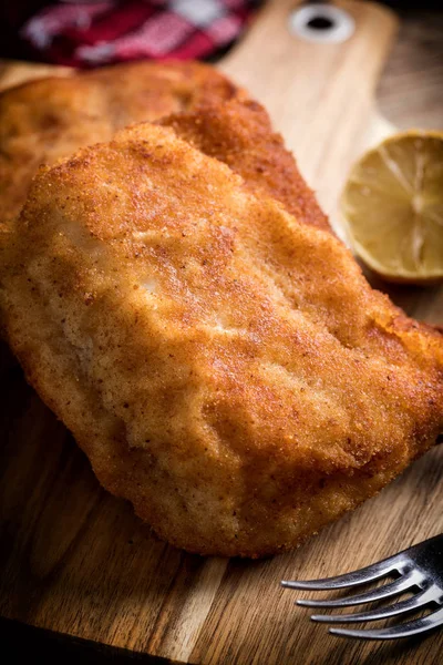 İki kızarmış morina fileto parçaları.