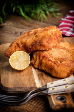 İki kızarmış morina fileto parçaları.